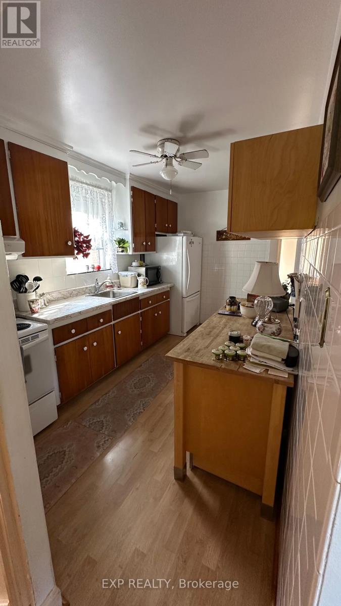 546 Mc Roberts Avenue N, Toronto (Caledonia-Fairbank), Ontario  M6E 4R6 - Photo 9 - W12442782