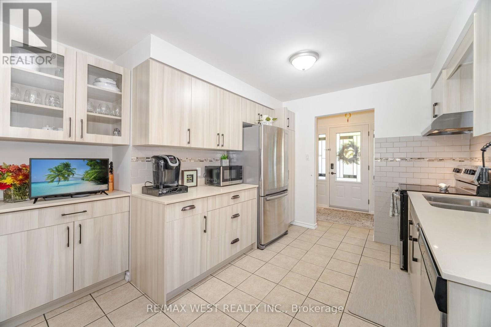 17 Malcolm Crescent, Brampton (Central Park), Ontario  L6S 3C7 - Photo 12 - W12442809