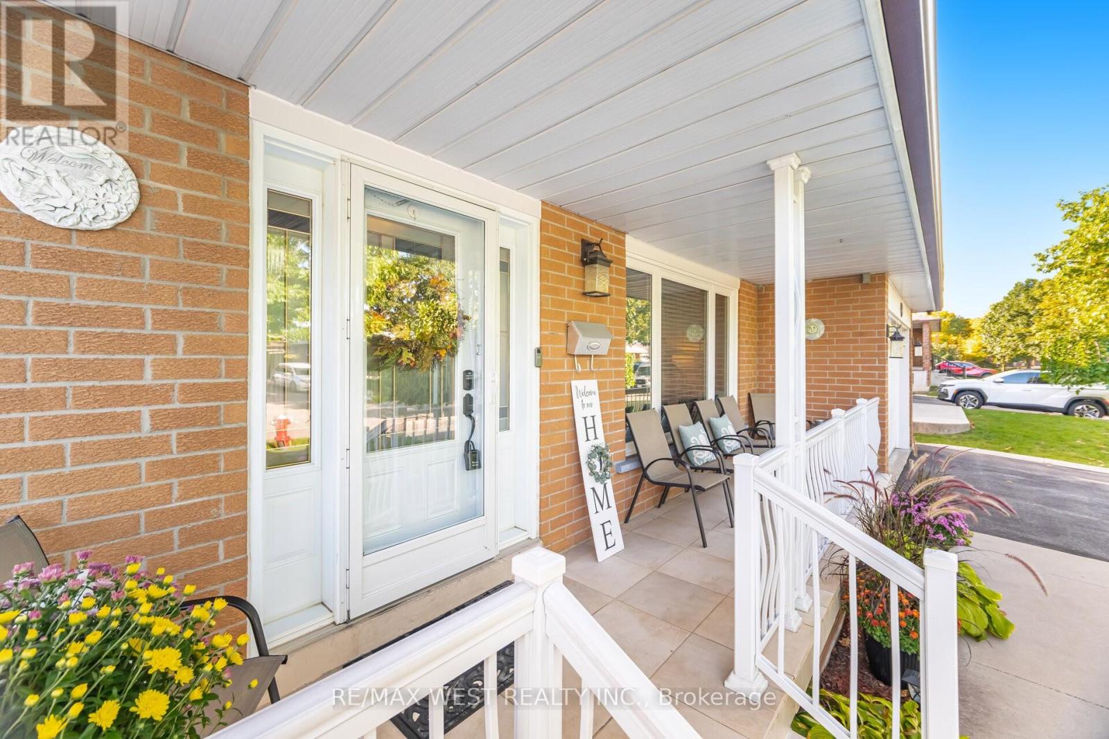 17 Malcolm Crescent, Brampton (Central Park), Ontario  L6S 3C7 - Photo 3 - W12442809