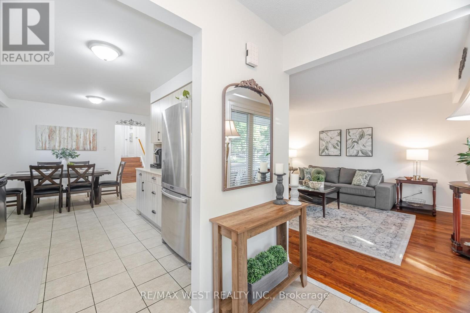 17 Malcolm Crescent, Brampton (Central Park), Ontario  L6S 3C7 - Photo 5 - W12442809