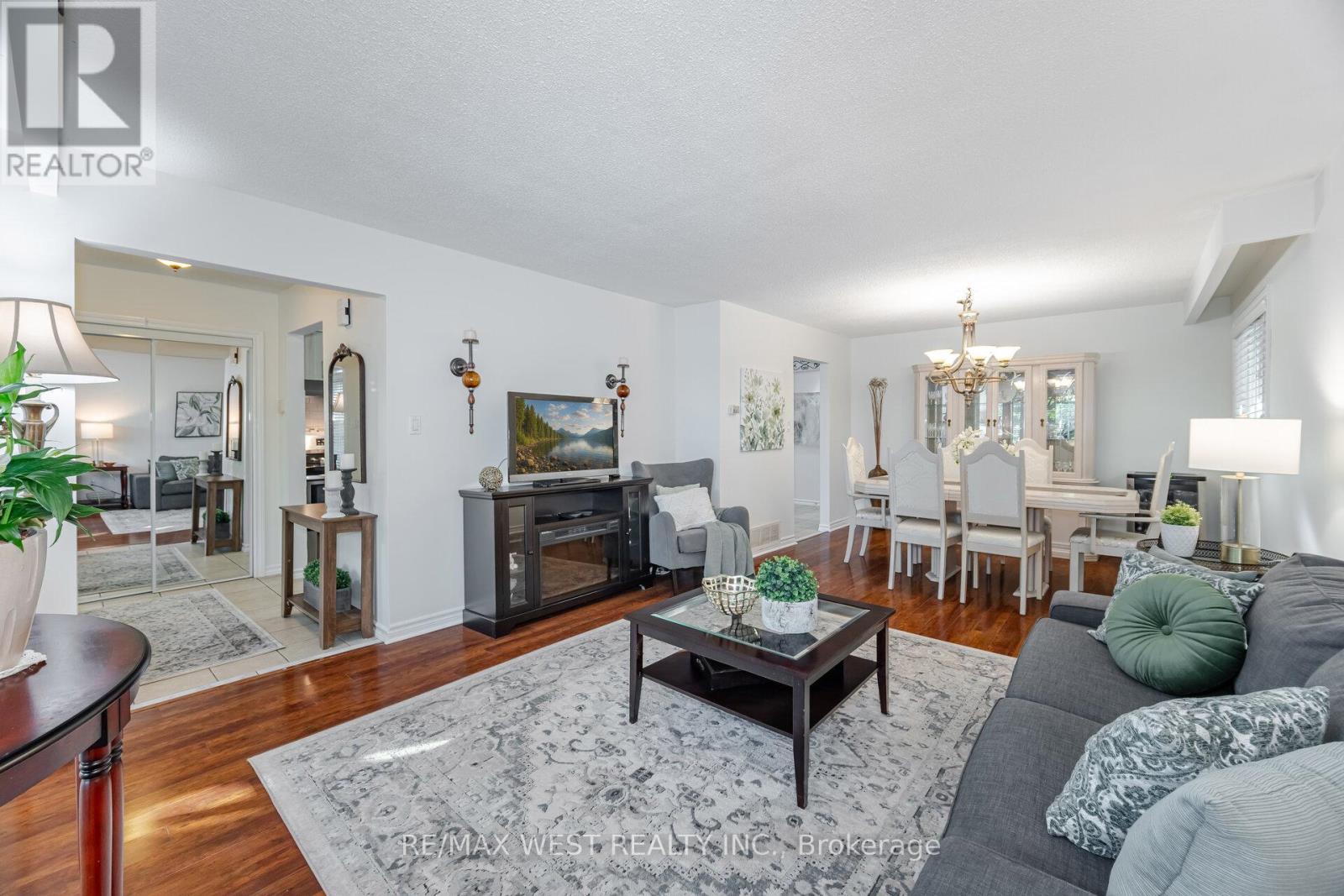17 Malcolm Crescent, Brampton (Central Park), Ontario  L6S 3C7 - Photo 6 - W12442809