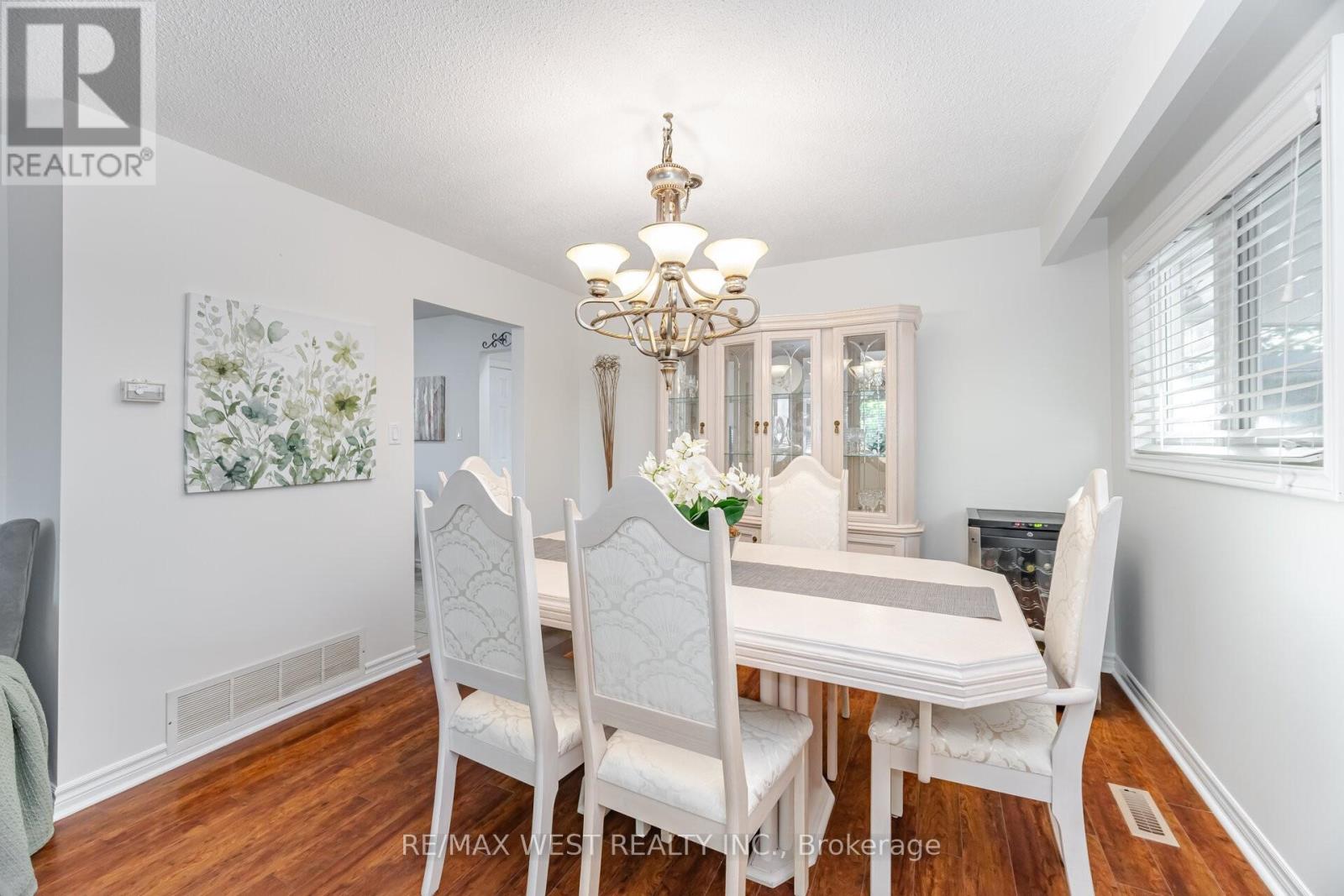 17 Malcolm Crescent, Brampton (Central Park), Ontario  L6S 3C7 - Photo 9 - W12442809