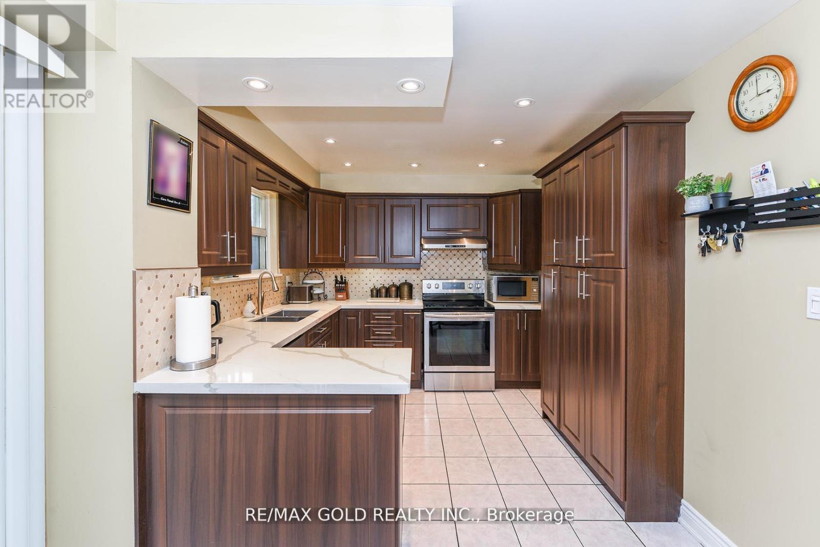 3507 Laddie Crescent, Mississauga (Malton), Ontario  L4T 1N2 - Photo 10 - W12442823