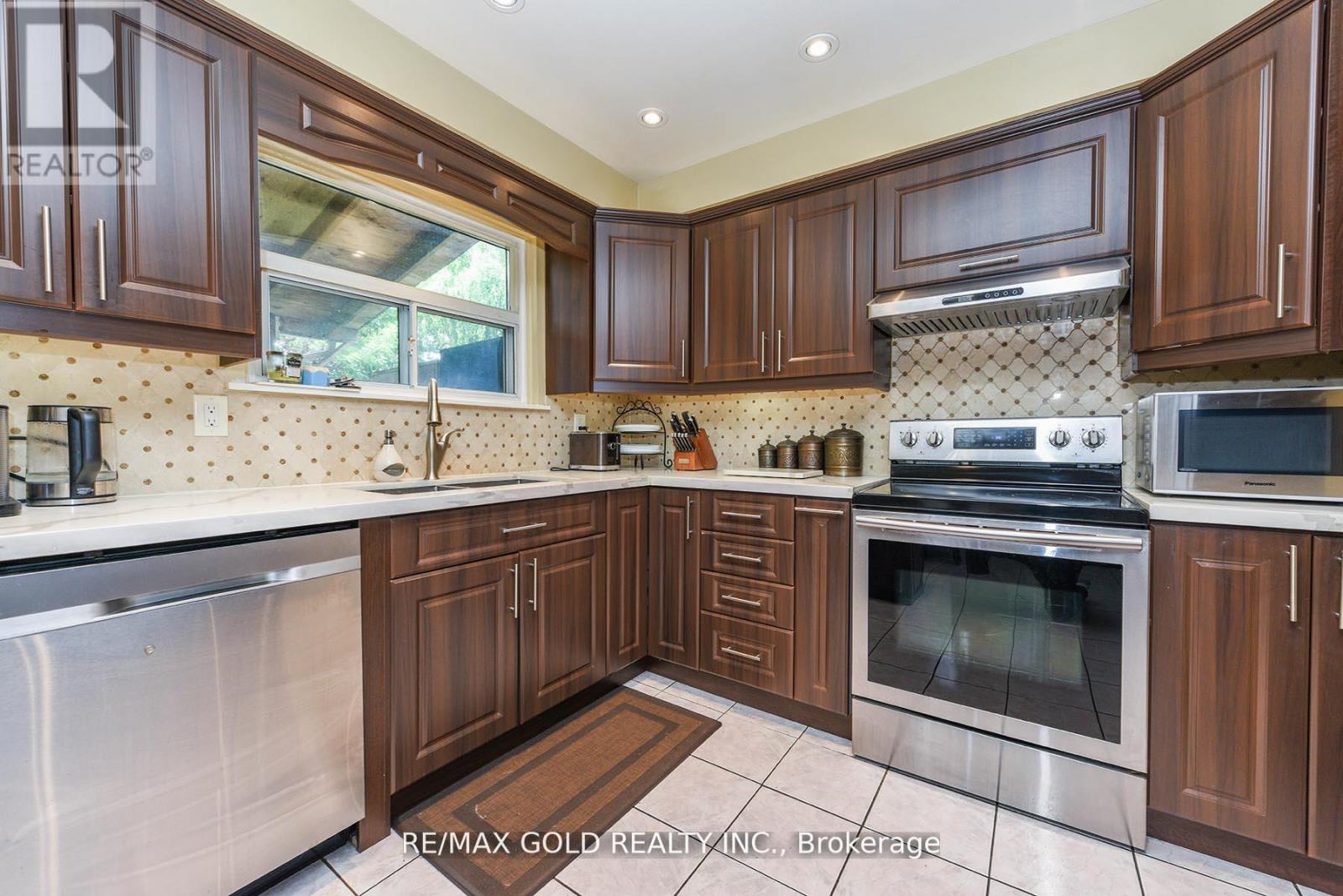 3507 Laddie Crescent, Mississauga (Malton), Ontario  L4T 1N2 - Photo 11 - W12442823