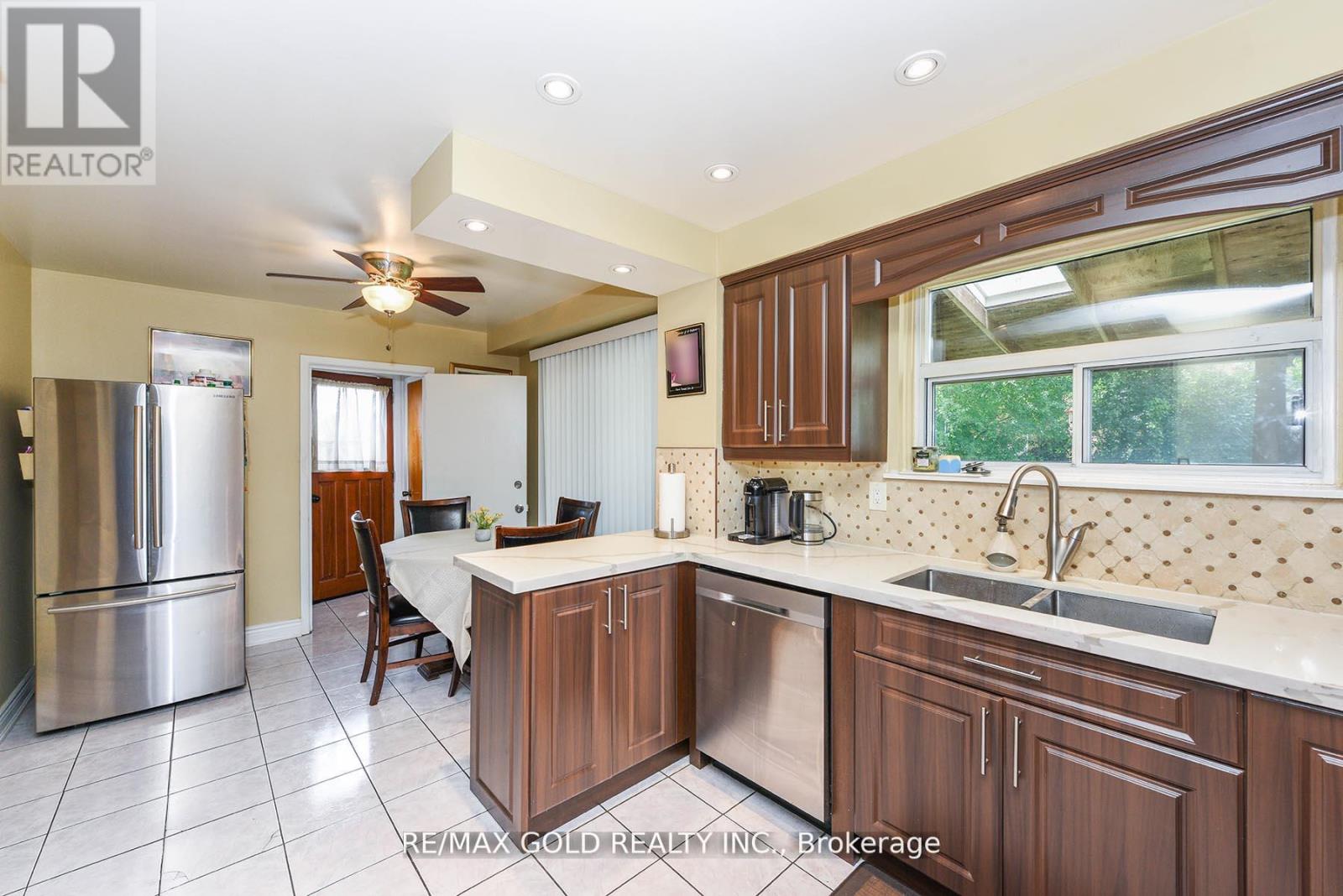 3507 Laddie Crescent, Mississauga (Malton), Ontario  L4T 1N2 - Photo 12 - W12442823