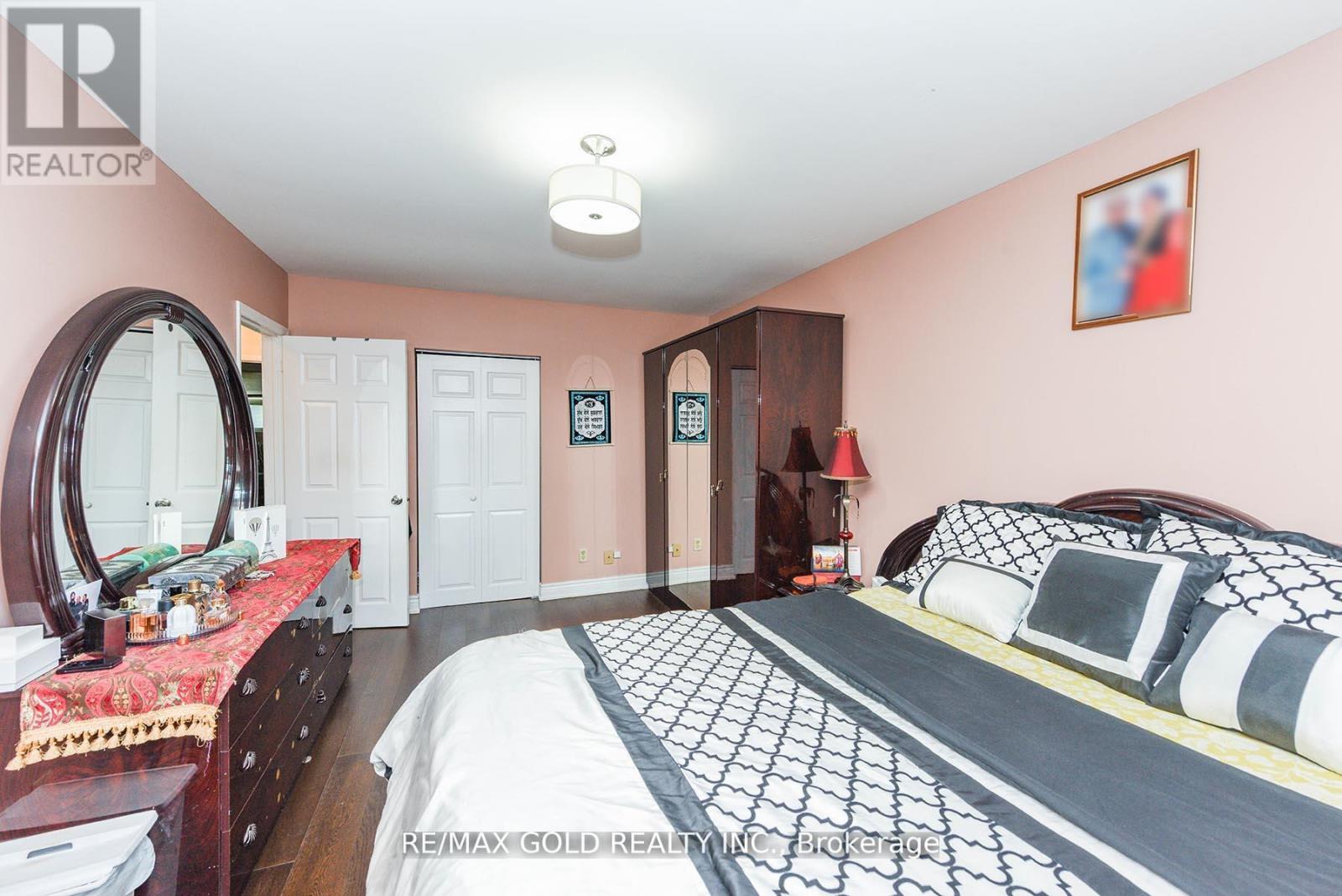 3507 Laddie Crescent, Mississauga (Malton), Ontario  L4T 1N2 - Photo 17 - W12442823