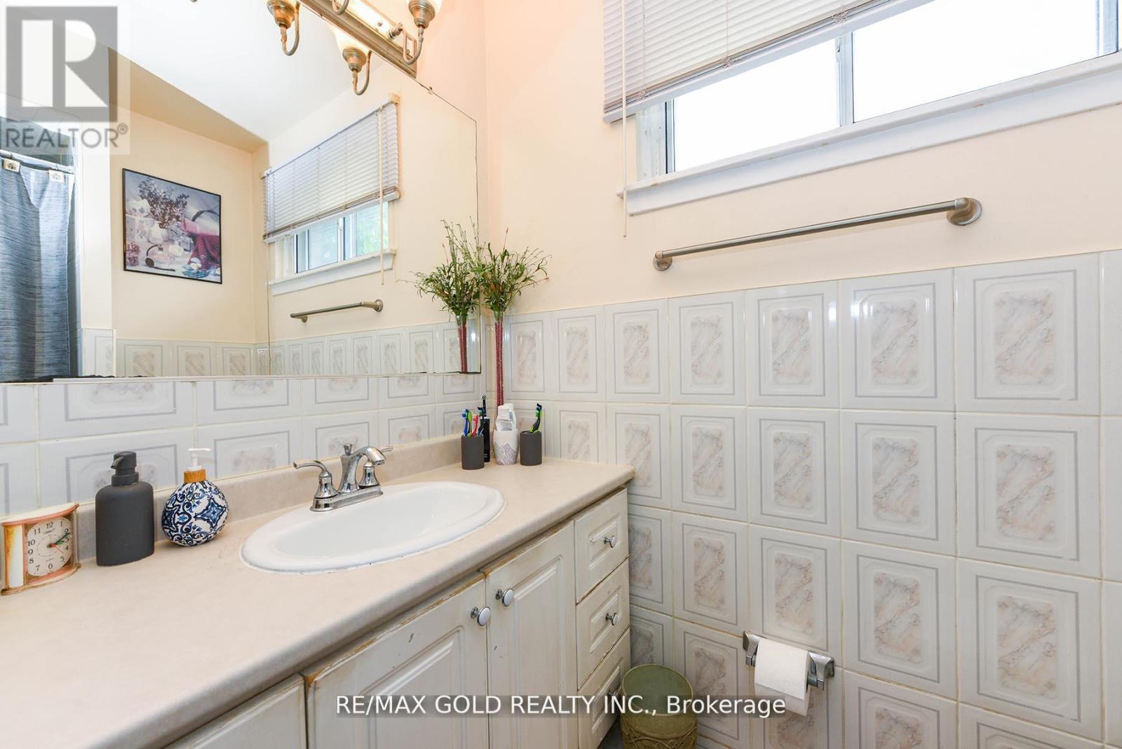 3507 Laddie Crescent, Mississauga (Malton), Ontario  L4T 1N2 - Photo 19 - W12442823