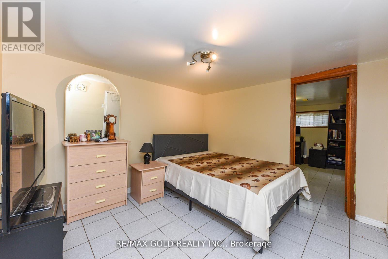 3507 Laddie Crescent, Mississauga (Malton), Ontario  L4T 1N2 - Photo 29 - W12442823