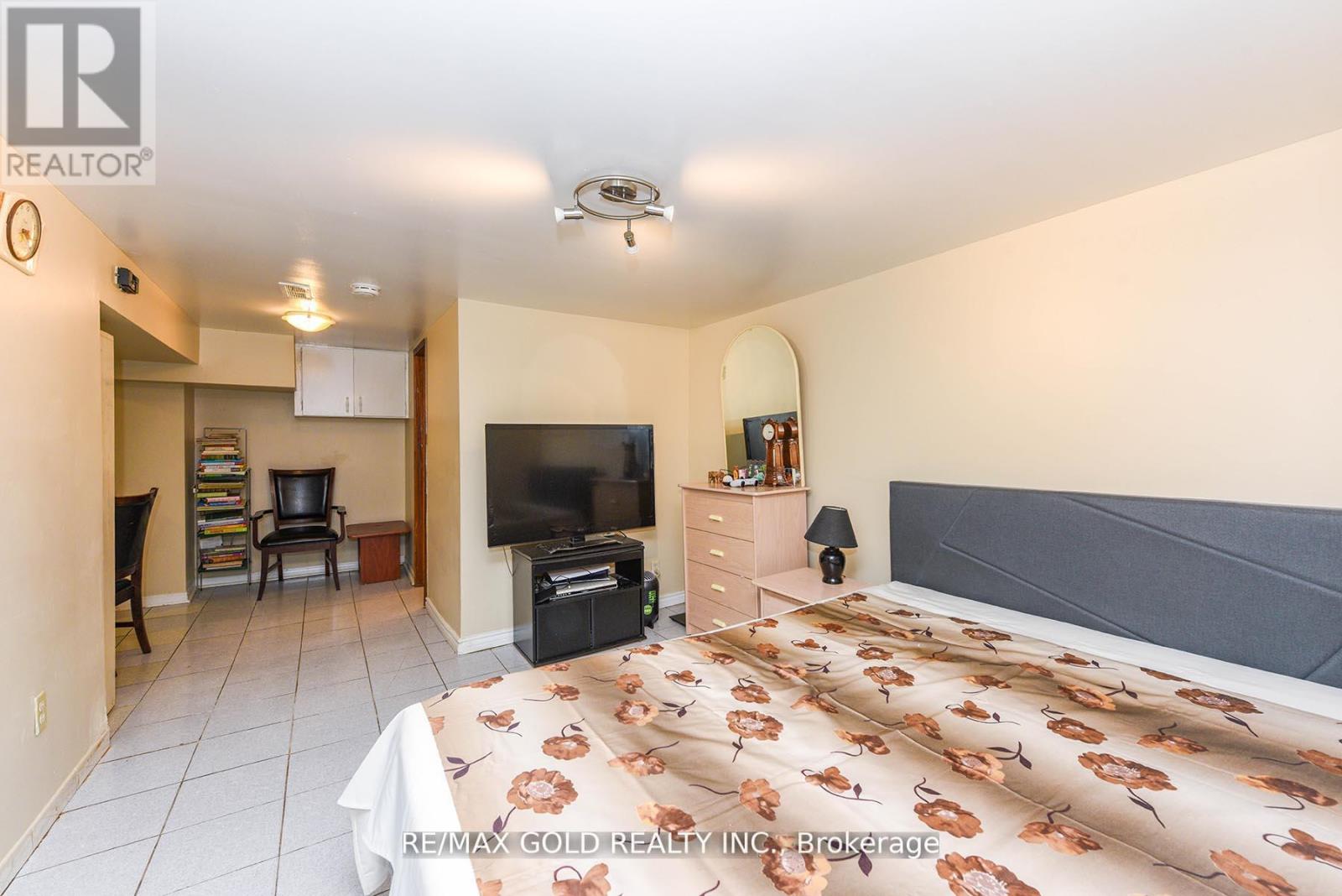 3507 Laddie Crescent, Mississauga (Malton), Ontario  L4T 1N2 - Photo 30 - W12442823
