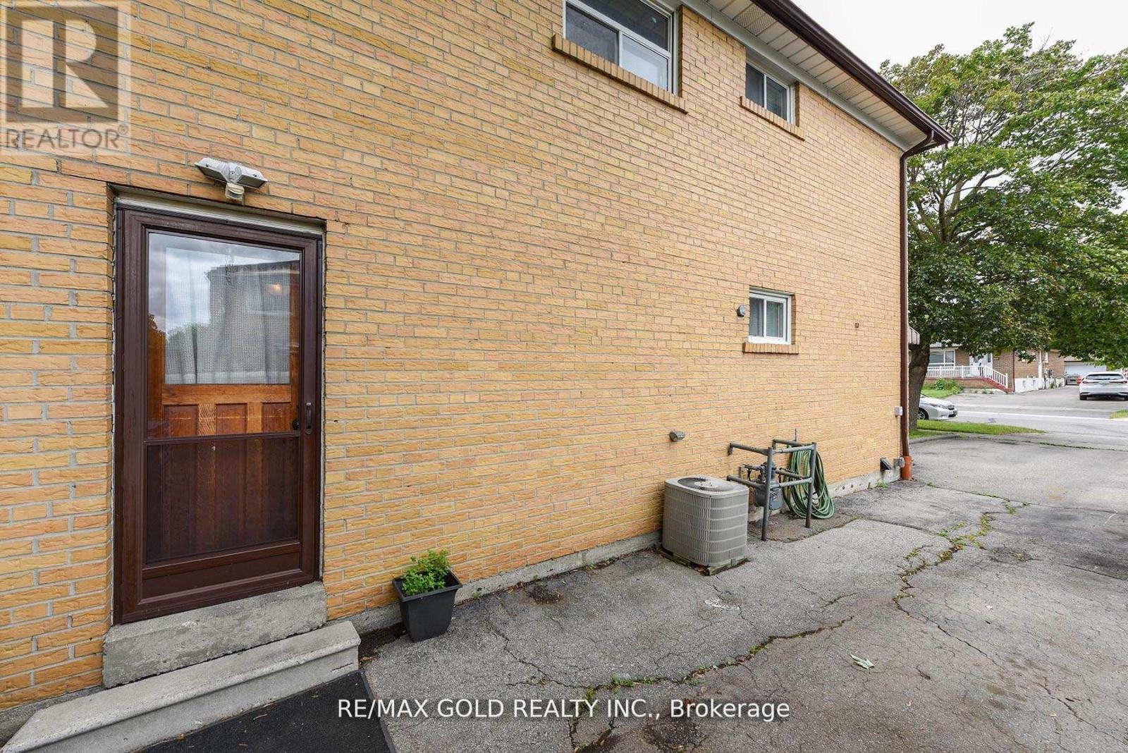 3507 Laddie Crescent, Mississauga (Malton), Ontario  L4T 1N2 - Photo 34 - W12442823