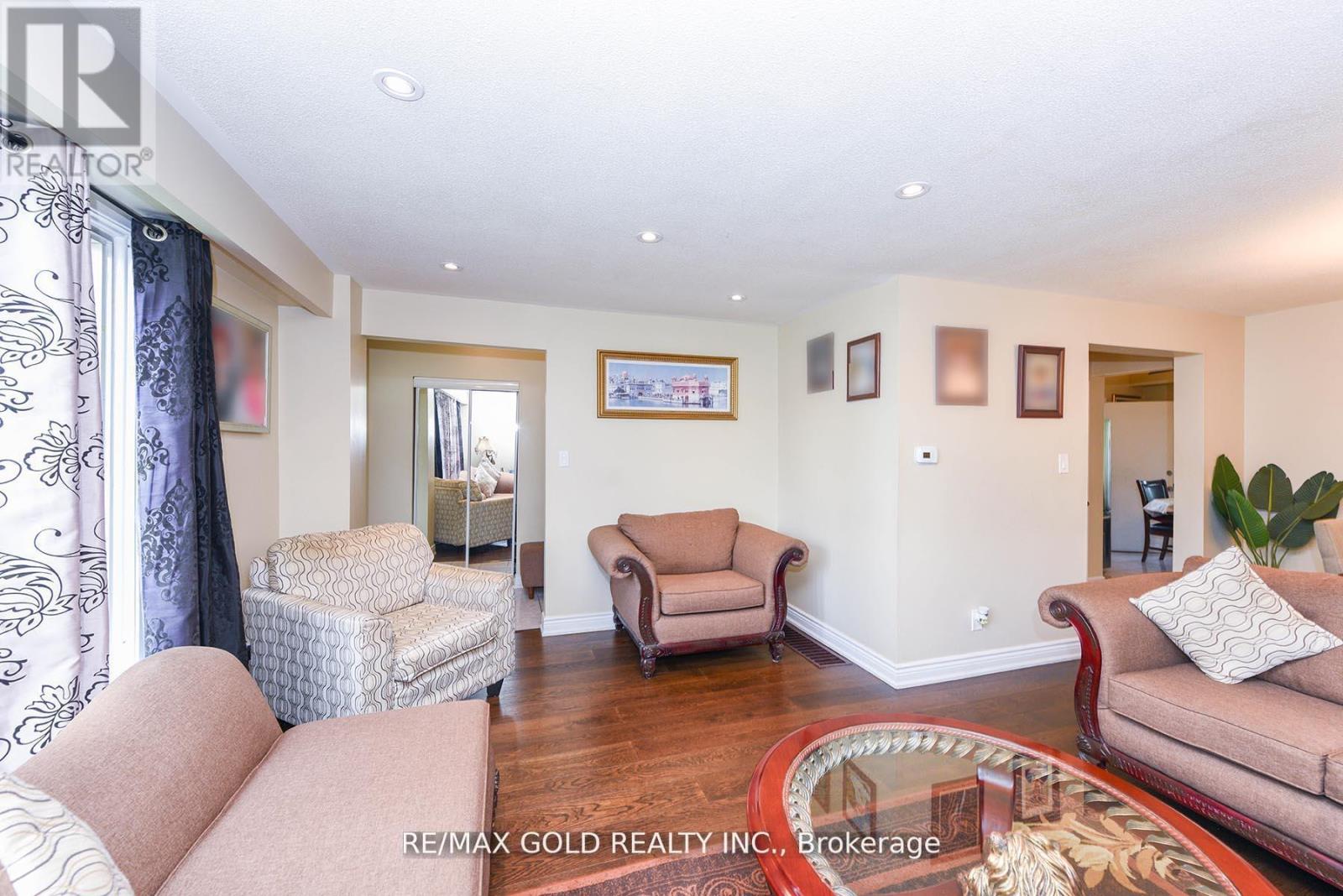 3507 Laddie Crescent, Mississauga (Malton), Ontario  L4T 1N2 - Photo 6 - W12442823