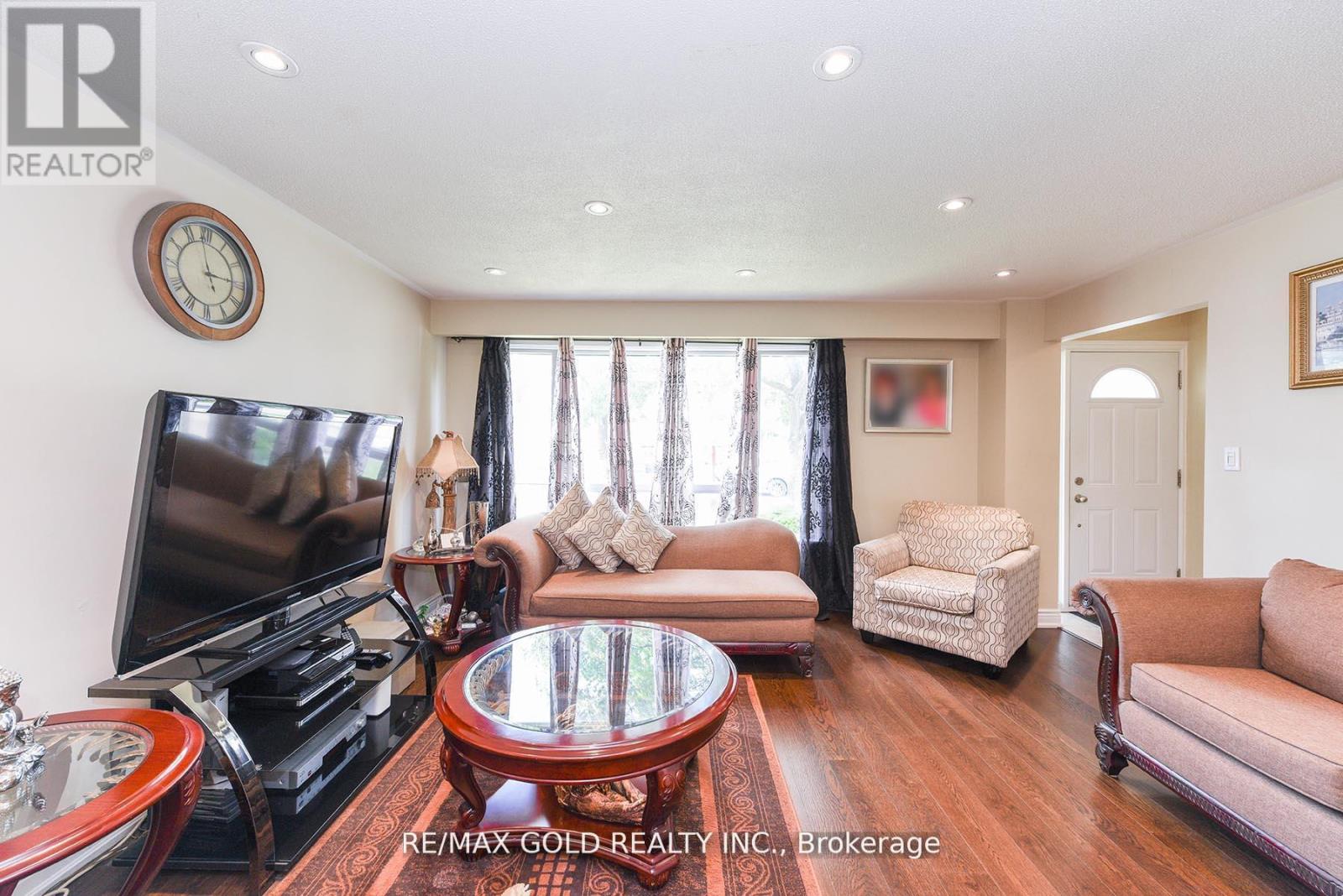 3507 Laddie Crescent, Mississauga (Malton), Ontario  L4T 1N2 - Photo 7 - W12442823