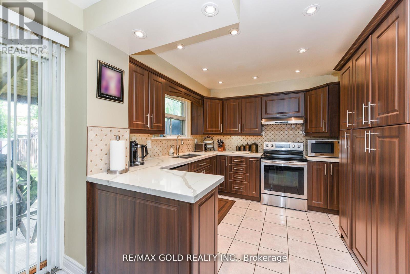 3507 Laddie Crescent, Mississauga (Malton), Ontario  L4T 1N2 - Photo 9 - W12442823