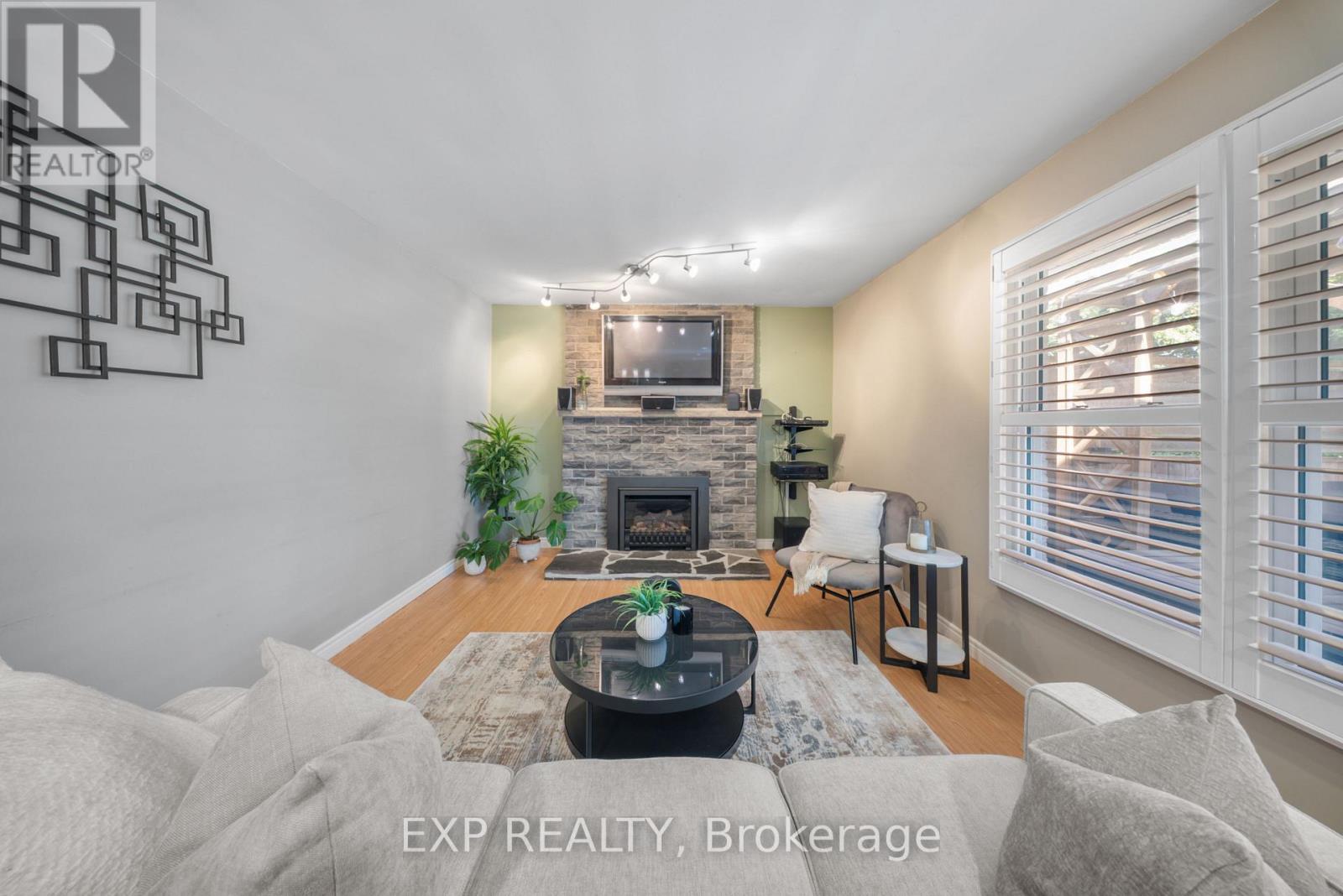 54 Pathfinder Crescent, Kitchener, Ontario  N2P 1S6 - Photo 16 - X12442710