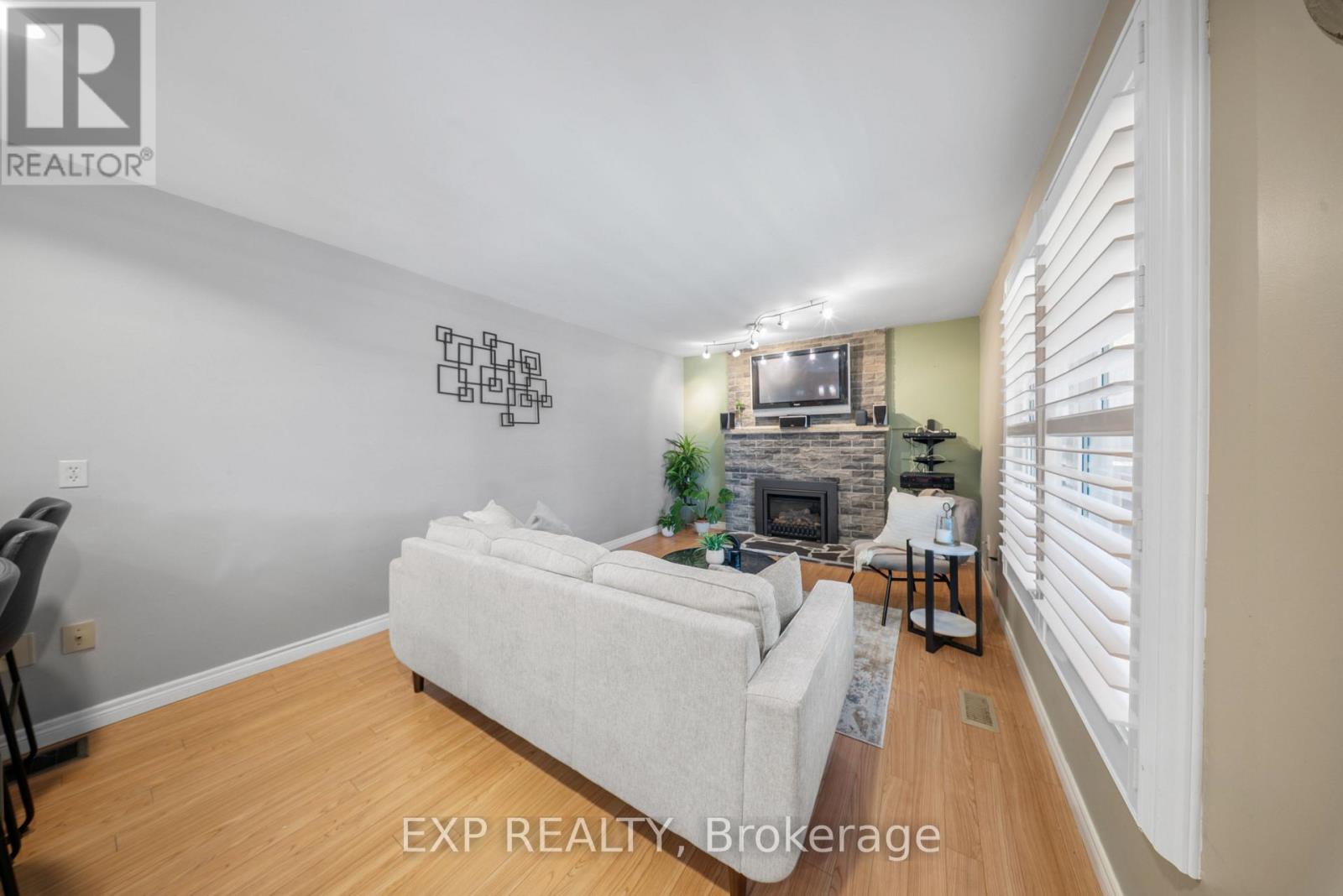 54 Pathfinder Crescent, Kitchener, Ontario  N2P 1S6 - Photo 17 - X12442710