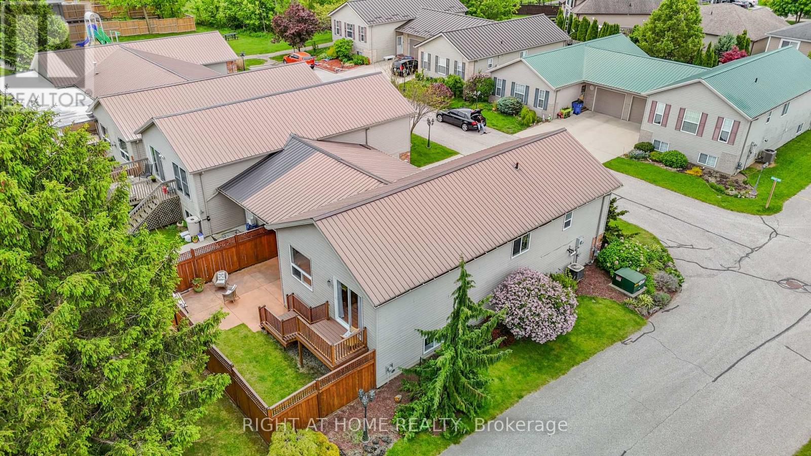 9 Discovery Court, Chatham-Kent (Ne), Ontario  N7L 0A3 - Photo 3 - X12442728