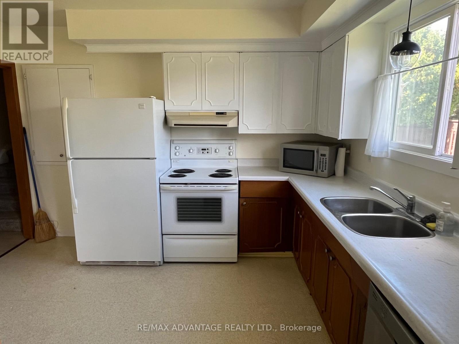 Upper - 143 Downing Crescent, London South, Ontario  N6C 3C7 - Photo 15 - X12325818