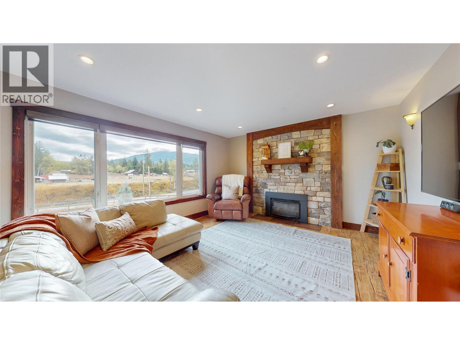 1359 38th Avenue S, Cranbrook, British Columbia  V1C 7A8 - Photo 2 - 10364585