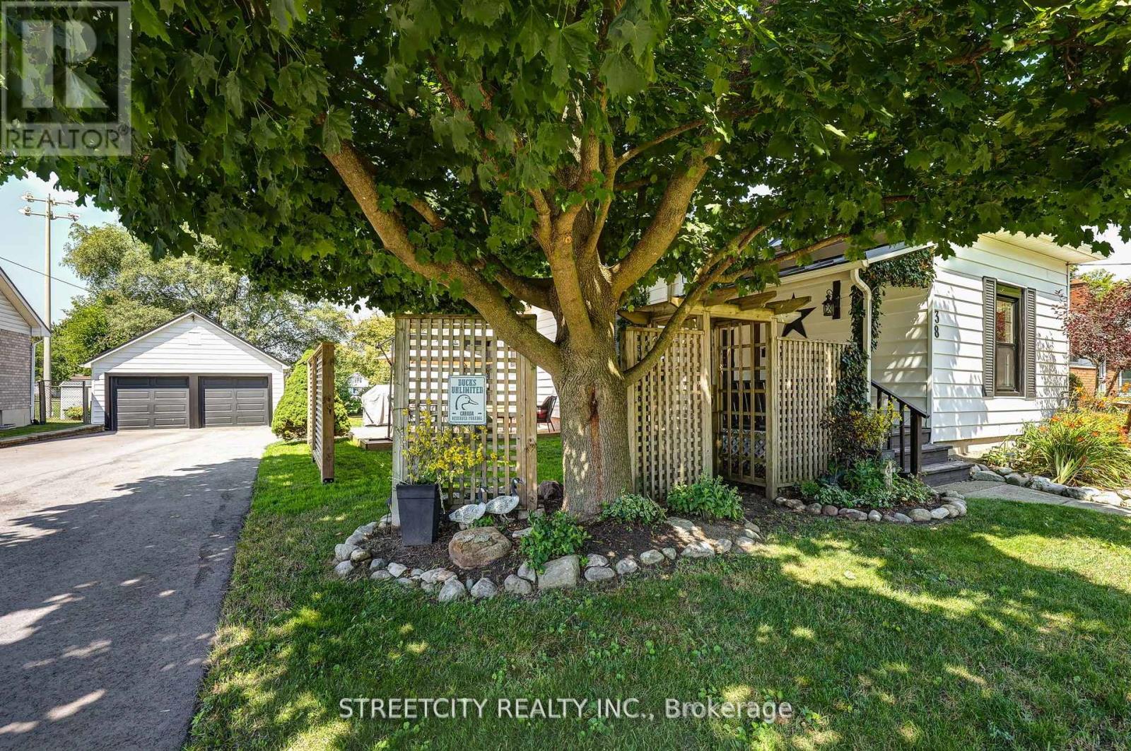 38 St. Andrew Street, Aylmer, Ontario  N5H 2N1 - Photo 2 - X12442986