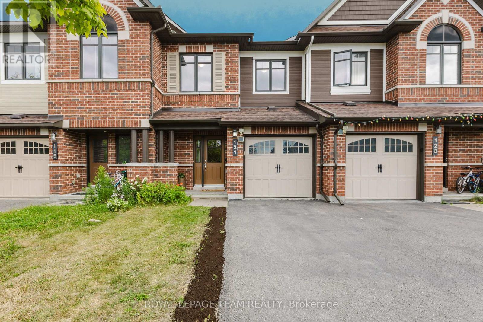121 MANCINI WAY, Ottawa, Ontario