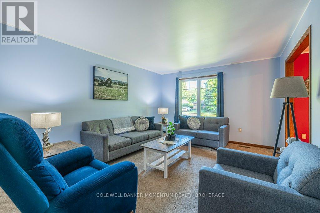 738 Welland Road, Pelham (Fenwick), Ontario  L0S 1C0 - Photo 8 - X12442962