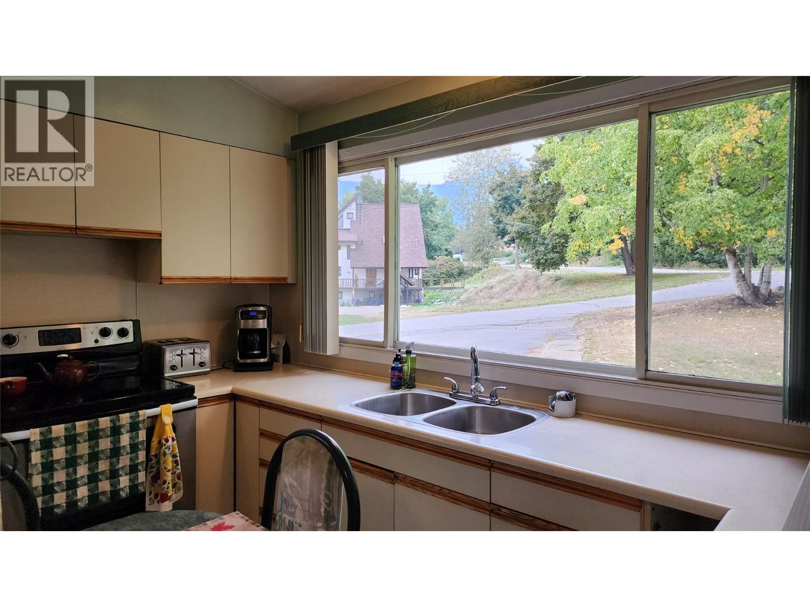 2109 Thompson Avenue, Rossland, British Columbia  V0G 1Y0 - Photo 9 - 10364351