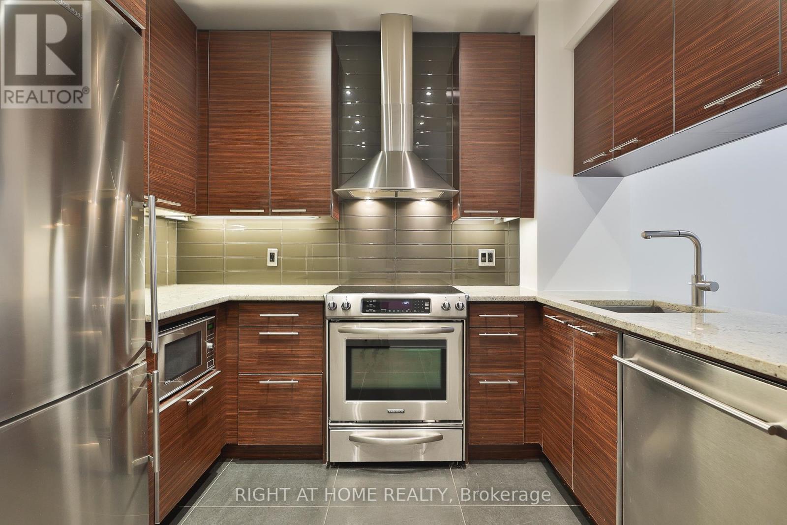 625 - 1 Market Street, Toronto, Ontario  M5E 0A2 - Photo 2 - C12442860