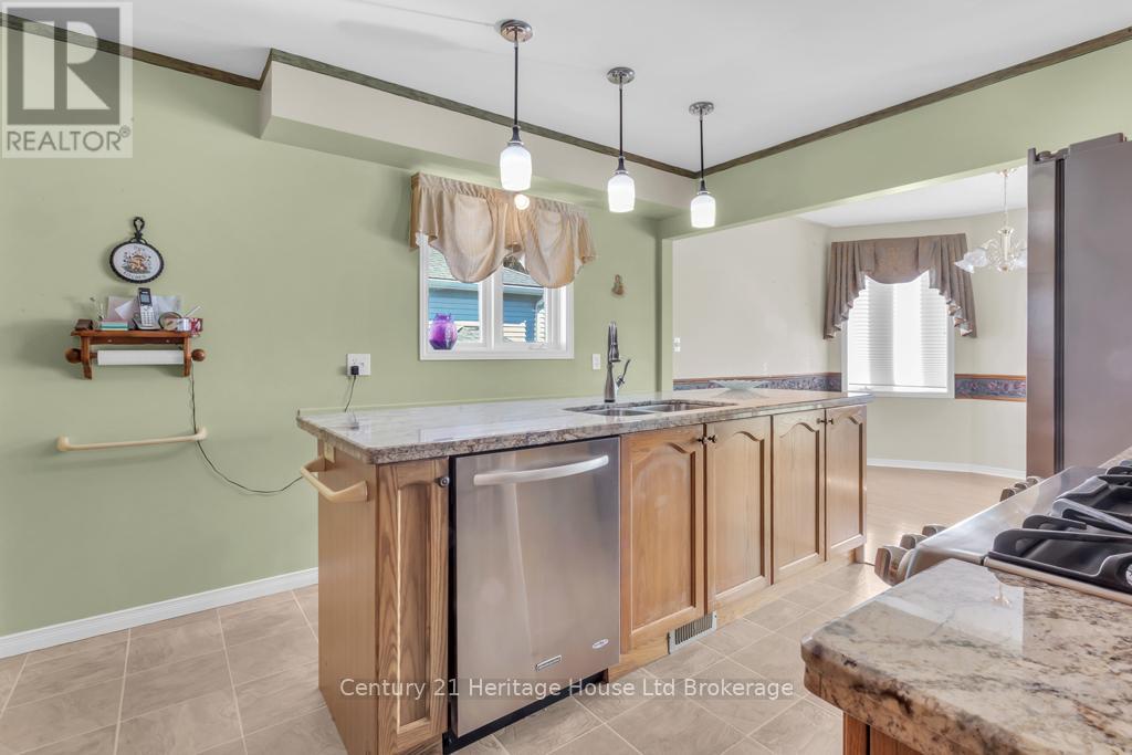 58 Wilkins Crescent, Tillsonburg, Ontario  N4G 5M5 - Photo 8 - X12443120