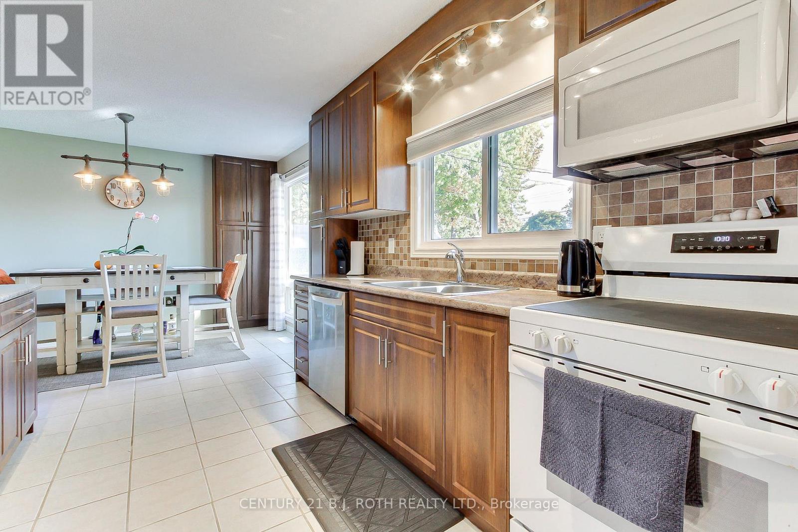 32 Franklin Beach Road, Georgina (Sutton & Jackson's Point), Ontario  L0E 1L0 - Photo 10 - N12442873