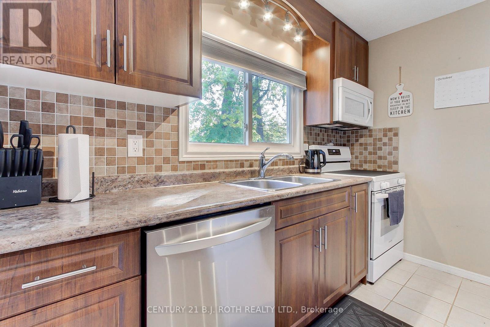 32 Franklin Beach Road, Georgina (Sutton & Jackson's Point), Ontario  L0E 1L0 - Photo 6 - N12442873