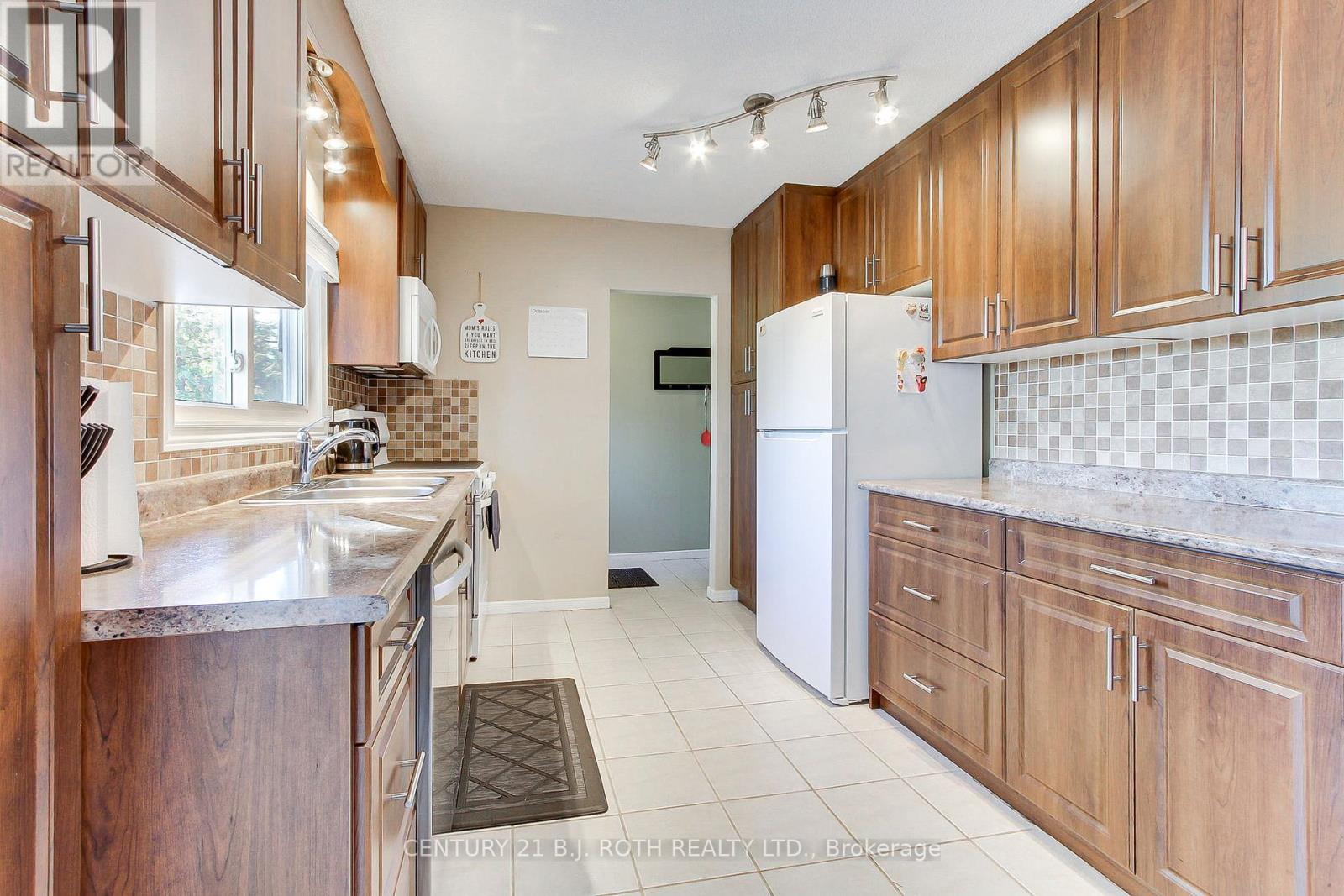 32 Franklin Beach Road, Georgina (Sutton & Jackson's Point), Ontario  L0E 1L0 - Photo 7 - N12442873