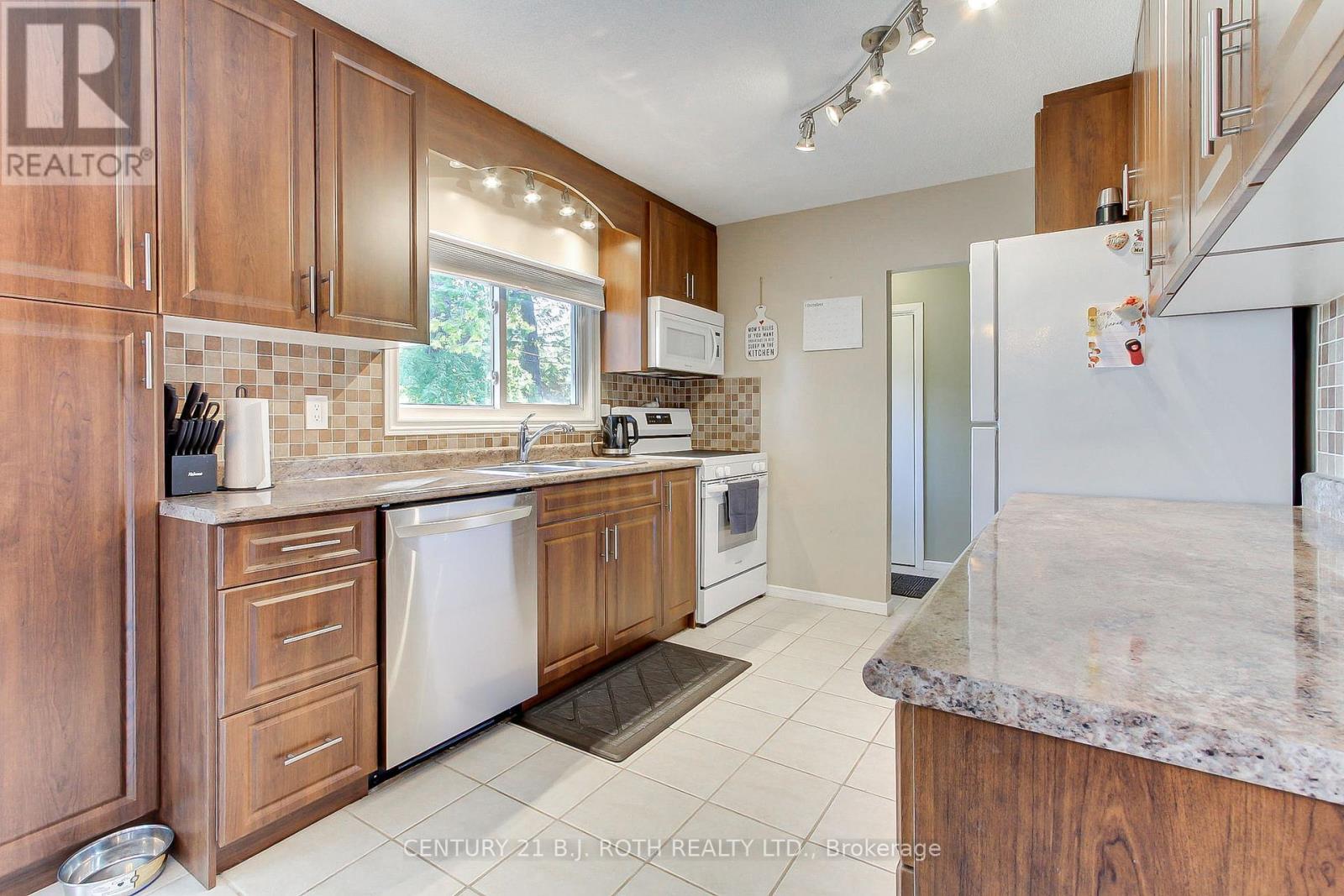 32 Franklin Beach Road, Georgina (Sutton & Jackson's Point), Ontario  L0E 1L0 - Photo 8 - N12442873