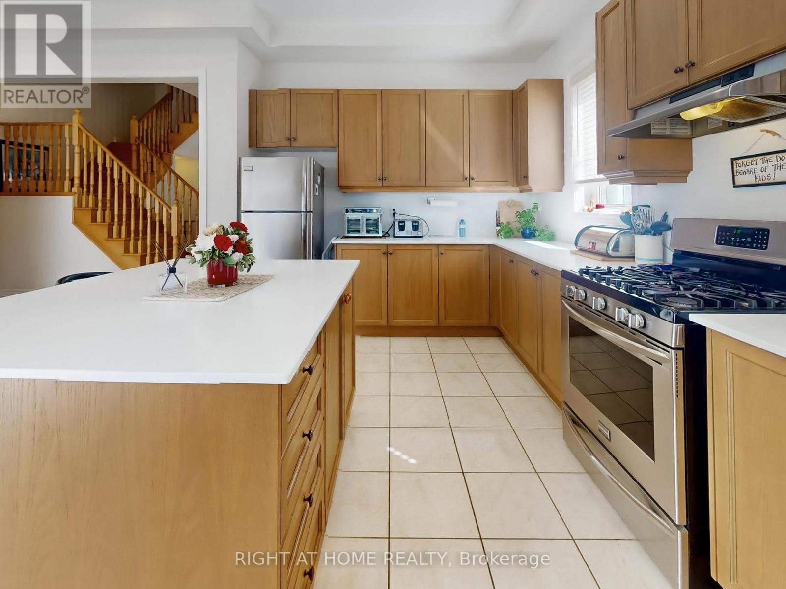 176 Sharon Creek Drive, East Gwillimbury (Sharon), Ontario  L9N 0P9 - Photo 17 - N12442885
