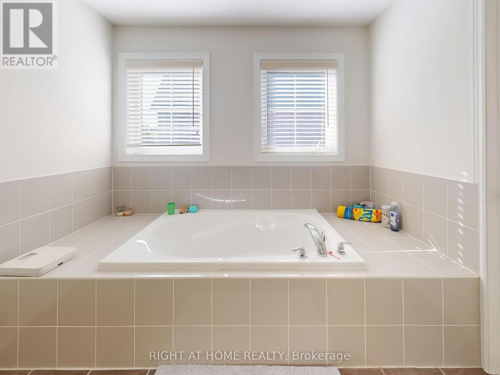 176 Sharon Creek Drive, East Gwillimbury (Sharon), Ontario  L9N 0P9 - Photo 28 - N12442885