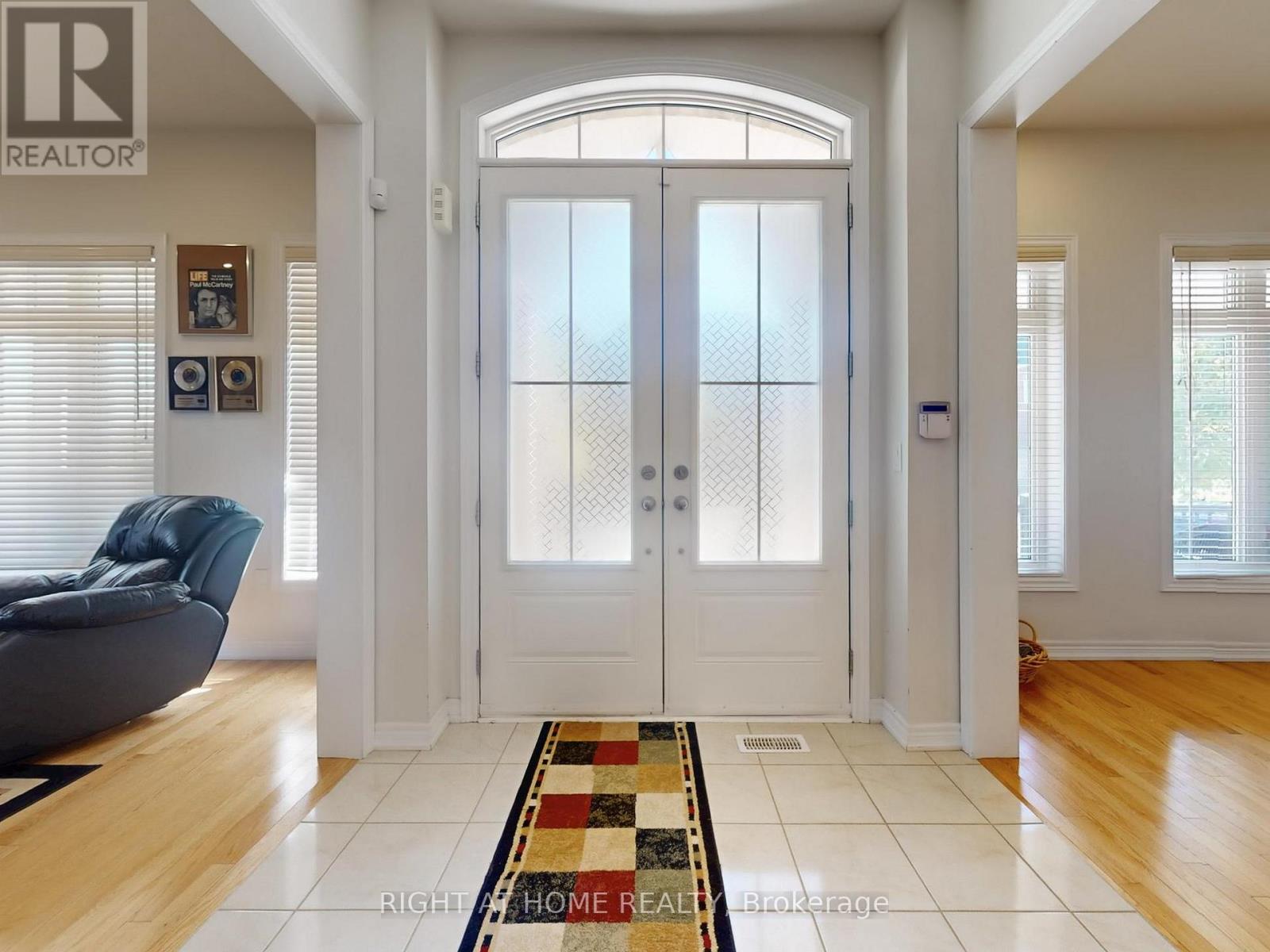 176 Sharon Creek Drive, East Gwillimbury (Sharon), Ontario  L9N 0P9 - Photo 5 - N12442885