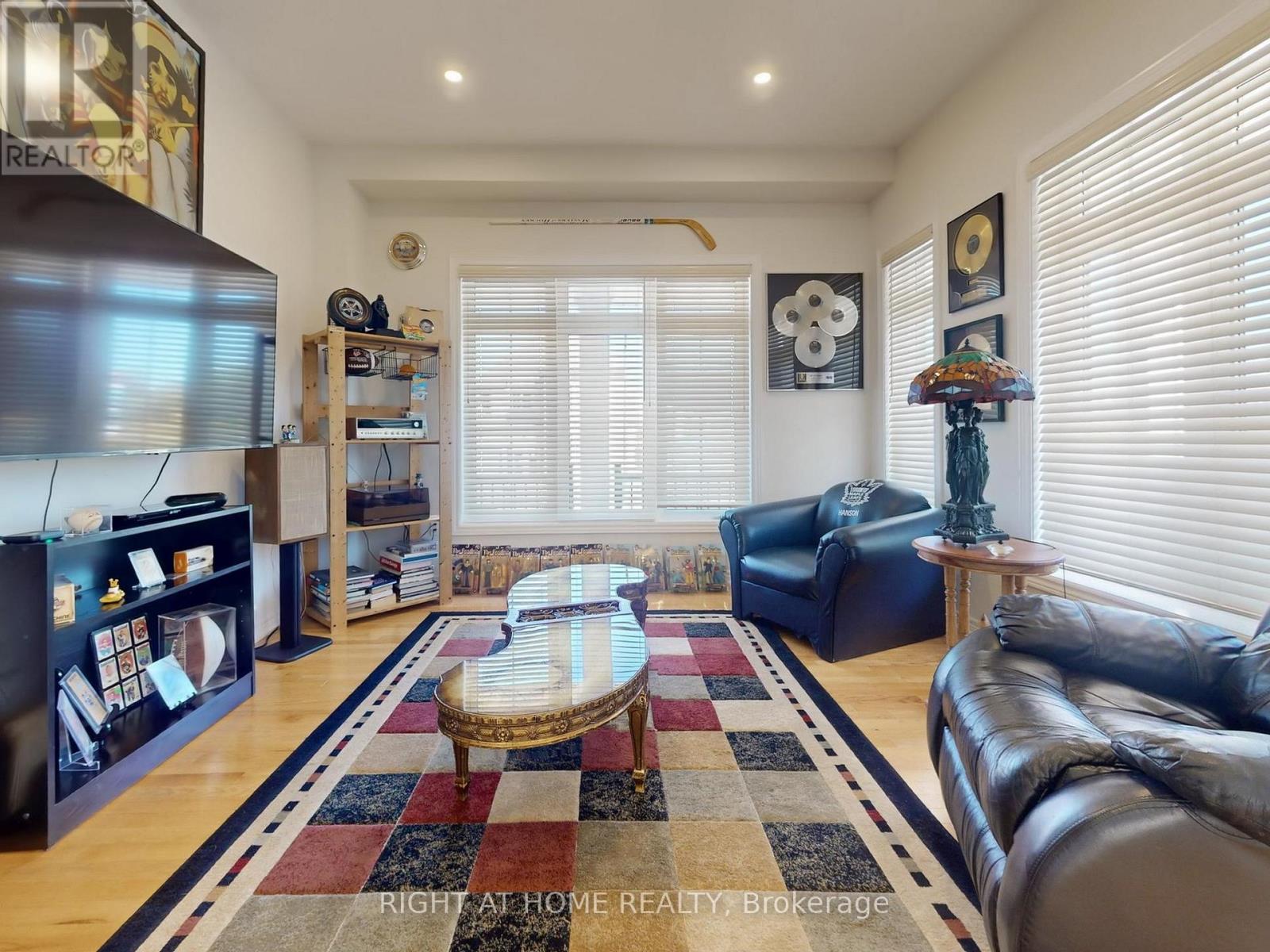 176 Sharon Creek Drive, East Gwillimbury (Sharon), Ontario  L9N 0P9 - Photo 7 - N12442885
