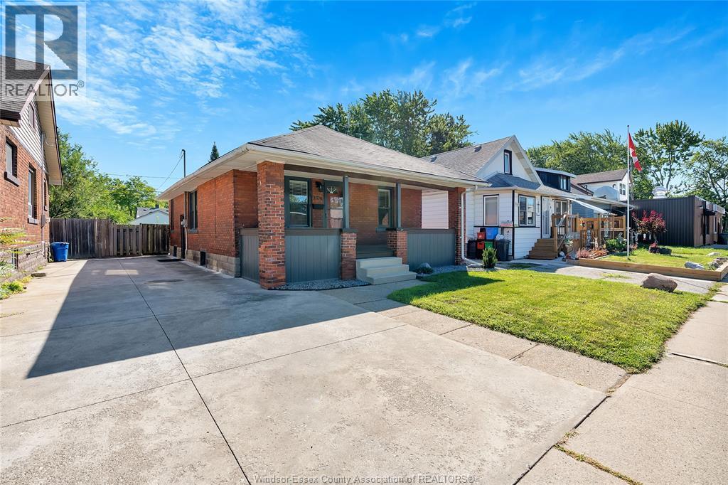 MLS# 25025222: 1074 FELIX, Windsor, Canada