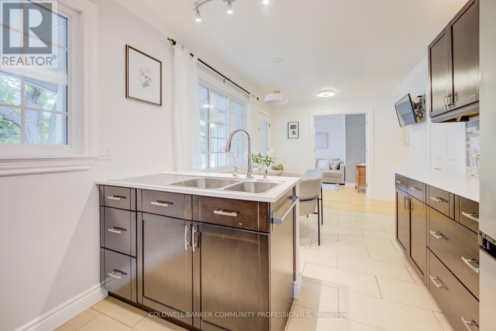 18 Rosemore Road, St. Catharines, Ontario L2S 1A8 - Photo 10 - X12441057