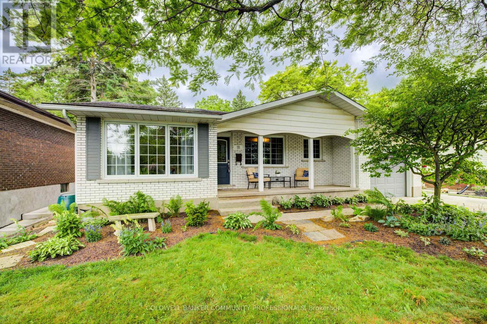 18 Rosemore Road, St. Catharines, Ontario L2S 1A8 - Photo 3 - X12441057