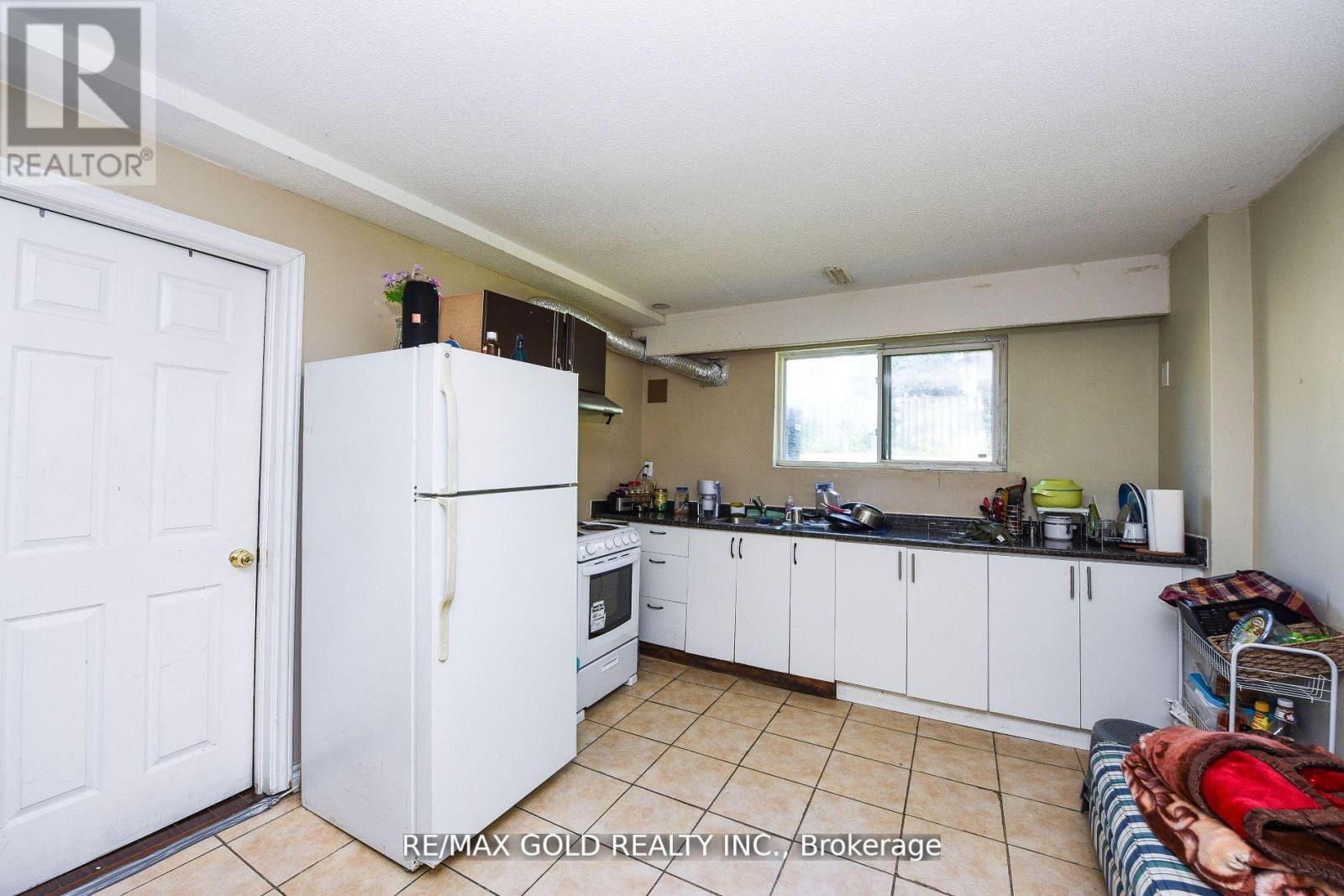 3630 Brandon Gate Drive, Mississauga (Malton), Ontario  L4T 3E5 - Photo 23 - W12442832