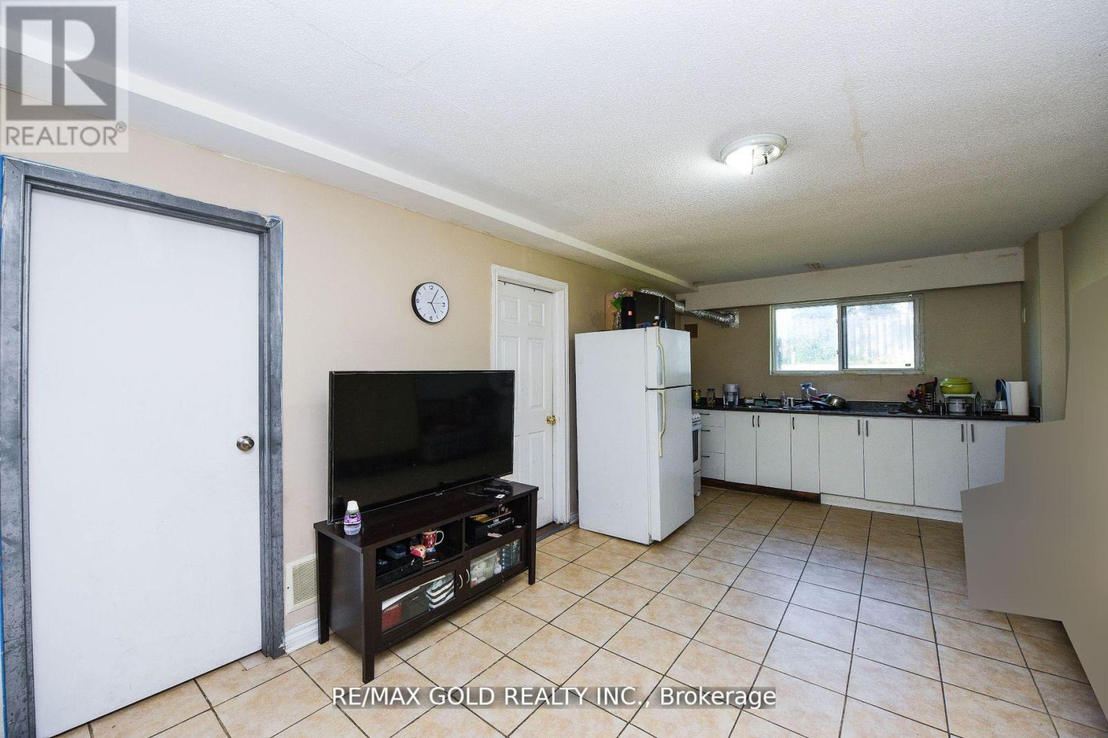 3630 Brandon Gate Drive, Mississauga (Malton), Ontario  L4T 3E5 - Photo 24 - W12442832