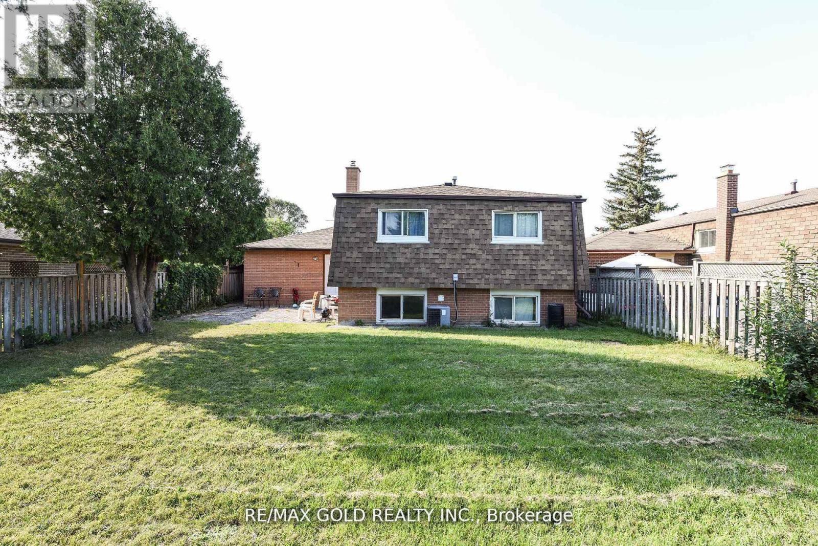 3630 Brandon Gate Drive, Mississauga (Malton), Ontario  L4T 3E5 - Photo 4 - W12442832