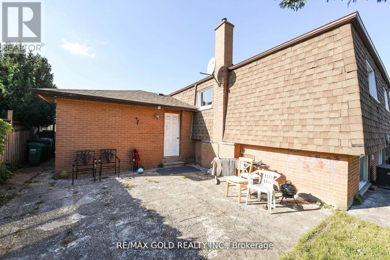 3630 Brandon Gate Drive, Mississauga (Malton), Ontario  L4T 3E5 - Photo 5 - W12442832