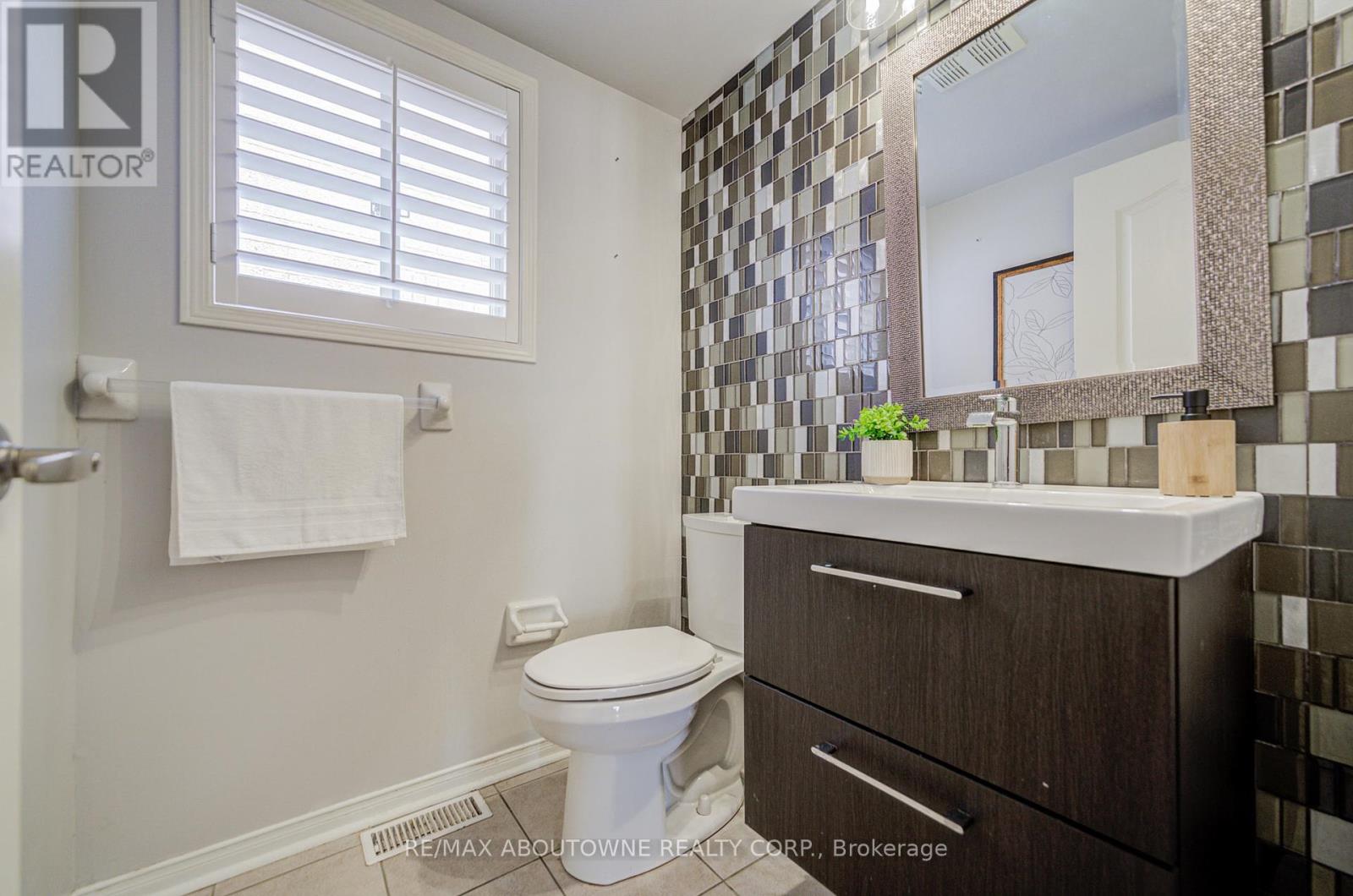 3041 Caulfield Crescent, Mississauga, Ontario  L5M 6J7 - Photo 13 - W12442838