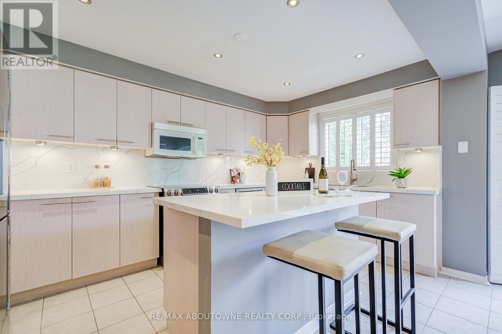 3041 Caulfield Crescent, Mississauga, Ontario  L5M 6J7 - Photo 17 - W12442838