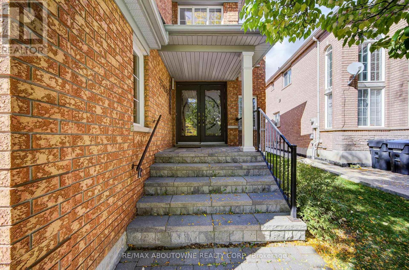 3041 Caulfield Crescent, Mississauga, Ontario  L5M 6J7 - Photo 3 - W12442838