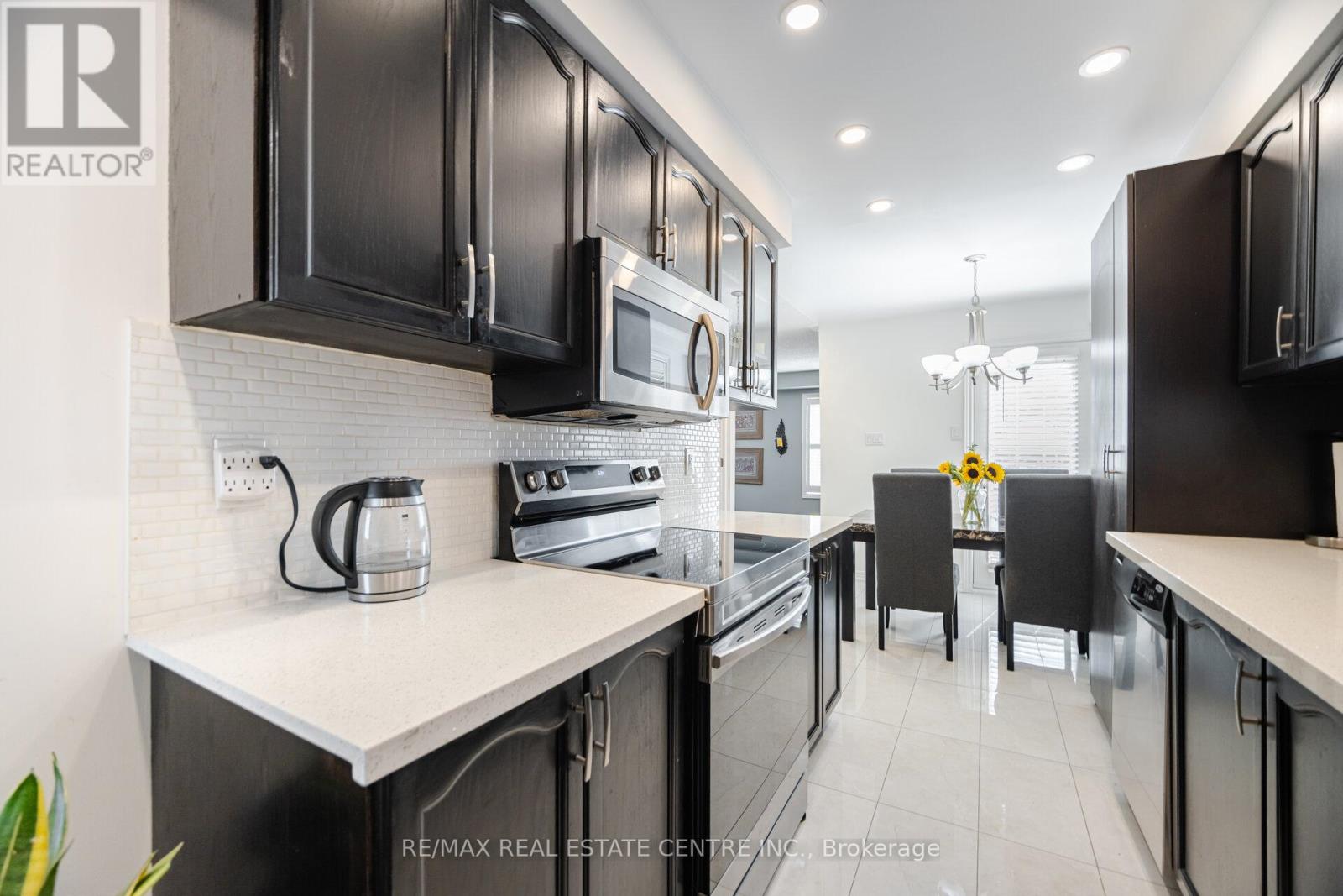 108 Barleyfield Road, Brampton (Sandringham-Wellington North), Ontario  L6R 2J4 - Photo 10 - W12442875