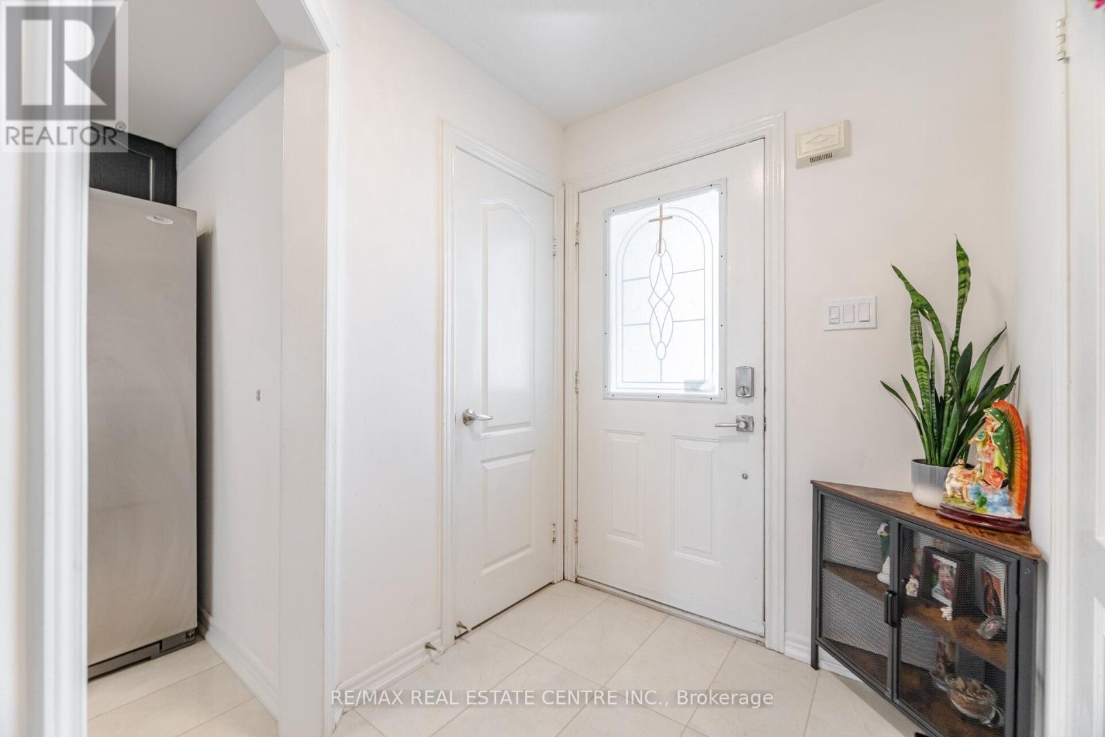108 Barleyfield Road, Brampton (Sandringham-Wellington North), Ontario  L6R 2J4 - Photo 7 - W12442875