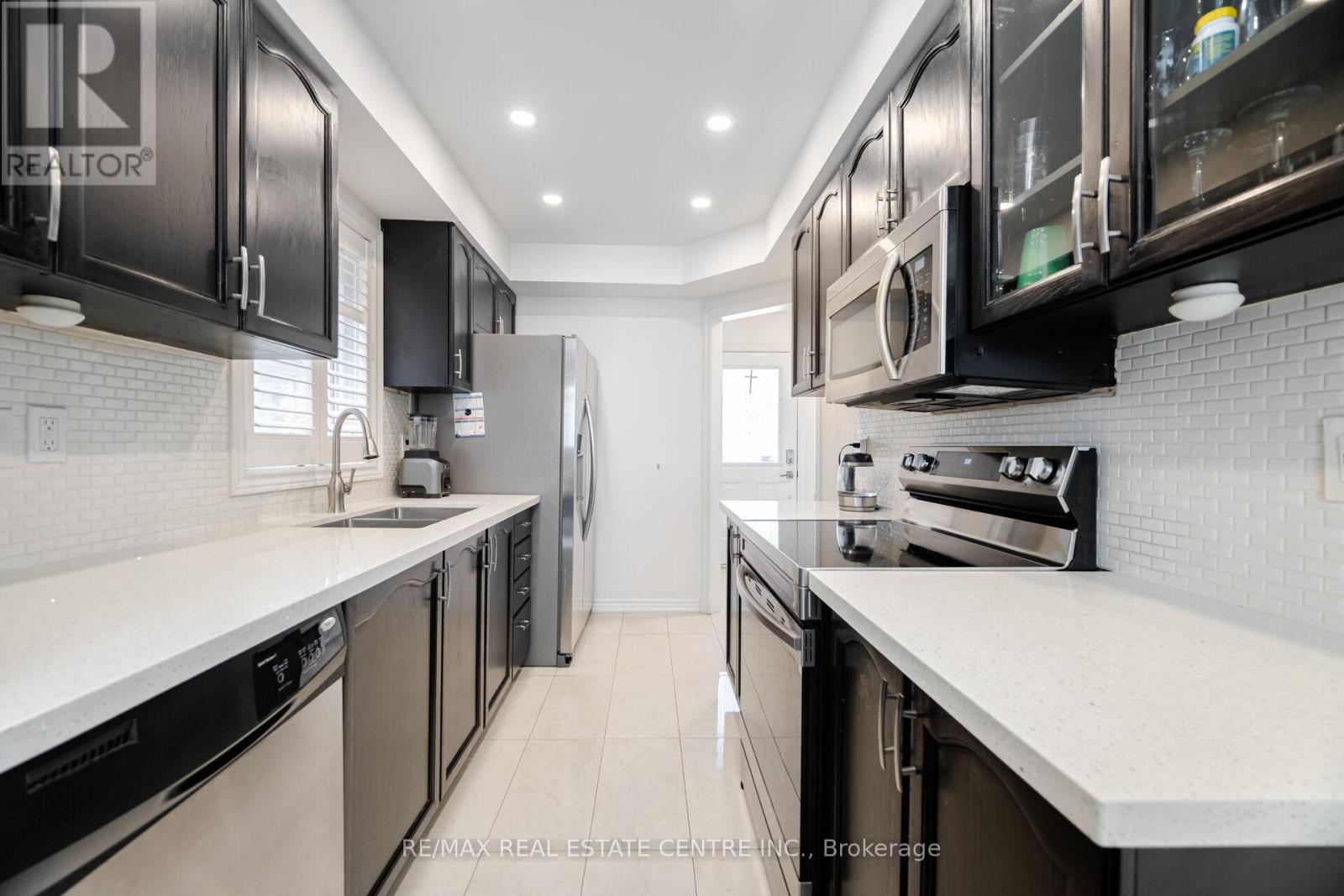 108 Barleyfield Road, Brampton (Sandringham-Wellington North), Ontario  L6R 2J4 - Photo 9 - W12442875