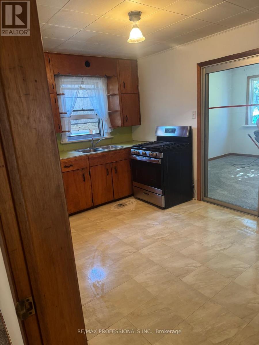 8 Daniels Street, Toronto, Ontario  M8Y 1L7 - Photo 6 - W12442893